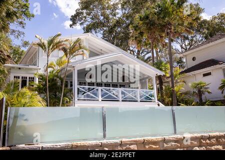 Casa costiera di Sidney staccata palme nel giardino posteriore, Sydney nord spiagge, NSW, Australia Foto Stock