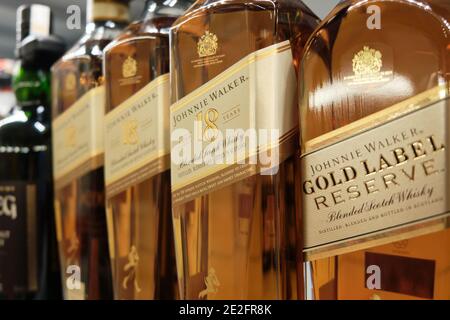 Johnnie Walker bottiglie di whisky al ripiano di un ipermercato. Mersin, Turchia - Dicembre 2020 Foto Stock