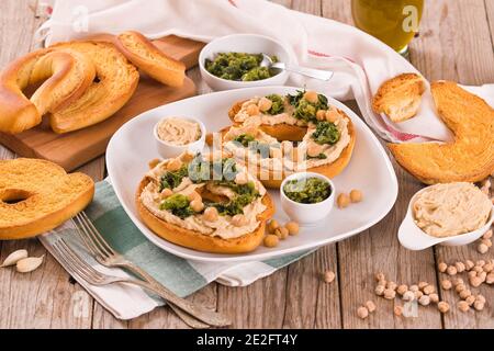 Friselle con cime di rapa e hummus. Foto Stock