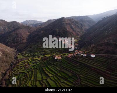 Panorama aereo di verdi terrazze agricole tradizionale antico remoto campagna rurale montagna pendii paese Padrao porta Cova, Ar Foto Stock