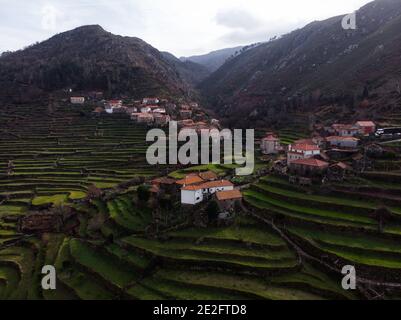 Panorama aereo di verdi terrazze agricole tradizionale antico remoto campagna rurale montagna pendii paese Padrao porta Cova, Ar Foto Stock