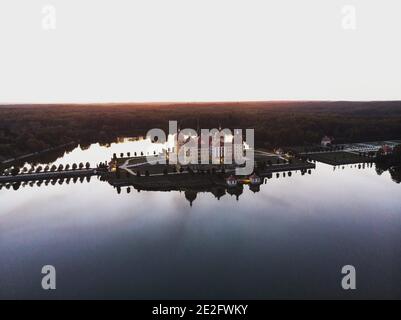 Panorama al tramonto dello Schloss Moritzburg castello barocco su Schlosssteich isola del lago in Sassonia Germania in Europa Foto Stock