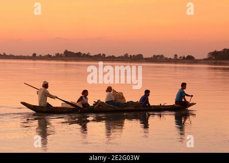 Barca al tramonto sul fiume Brahmaputra, Assam, India Foto Stock