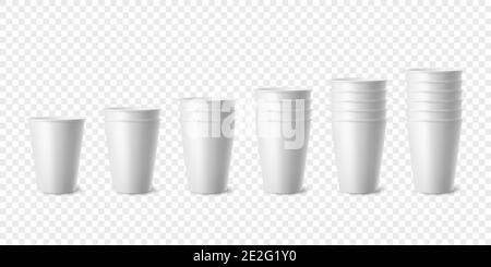 Set di tazze monouso in carta bianca lucida Vector 3d, pila di tazze per bevande, bevande isolate. Caffè, soda, tè, cocktail, frullato. Design Illustrazione Vettoriale
