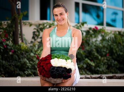 Aryna Sabalenka della Bielorussia si pone con i campioni fiori dopo Vincendo la finale della WTA Women & 039 di Abu Dhabi 2021 Tennis / LM Foto Stock