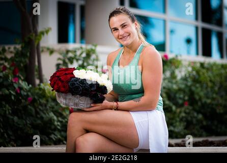 Aryna Sabalenka della Bielorussia si pone con i campioni fiori dopo Vincendo la finale della WTA Women & 039 di Abu Dhabi 2021 Tennis / LM Foto Stock