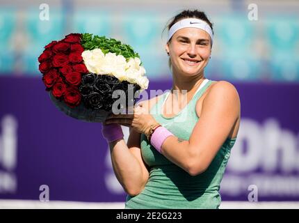 Aryna Sabalenka della Bielorussia si pone con i campioni fiori dopo Vincendo la finale della WTA Women & 039 di Abu Dhabi 2021 Tennis / LM Foto Stock