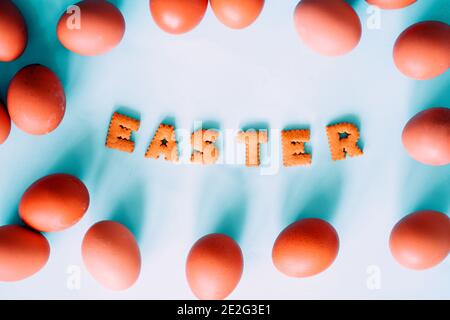 Buona Pasqua scritta su sfondo colorato con uova Foto Stock