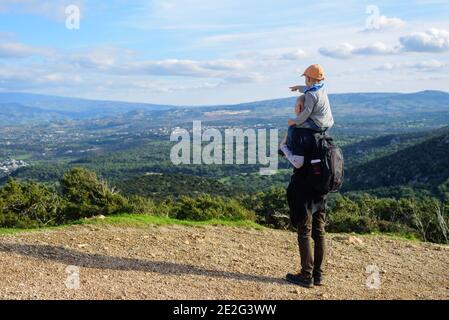Padre e figlio camminano sulle montagne di Cipro con una vista mozzafiato a isola Foto Stock