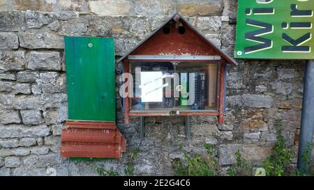 WIESENTHEID, GERMANIA - 10 settembre 2019: Piccola casa di legno usata come biblioteca pubblica del libro per tutto a Wiesentheid, Germania Foto Stock