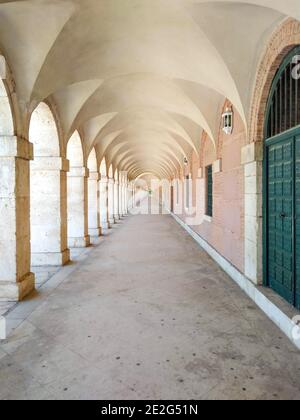 Palazzo reale di Aranjuez con passaggio ad arco che confina con Plaza de Parejas. Il Palacio Real de Aranjuez è di architettura rinascimentale. Spagna. Foto Stock