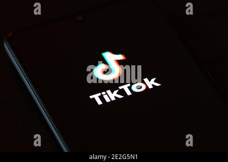 Logo TikTok, icona dell'app, logo visualizzato su uno smartphone Foto Stock
