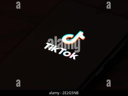 Logo TikTok, icona dell'app, logo visualizzato su uno smartphone Foto Stock
