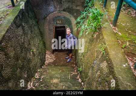 Giovane caucasico turistico esplorare Vinh Moc tunnel in Vietnam, Quang Tri, Donh ha. Foto Stock