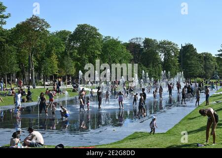 Reims (Francia nord-orientale): Onda di calore il 25 giugno 2020. Le persone che si godono i getti d'acqua lungo la Jean-Louis Schneiter Promenade Foto Stock