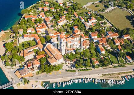 Vista panoramica della vecchia città storica di Osor sull'isola di Cres, Croazia, vista aerea dal drone Foto Stock