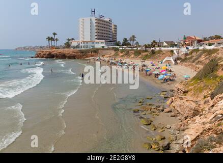 Playa Cala Cerrada Orihuela Spagna bella piccola spiaggia vicino a la Zenia sotto il sole estivo Foto Stock