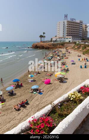 Playa Cala Cerrada Orihuela Spagna bella piccola spiaggia vicino a la Zenia sotto il sole estivo Foto Stock