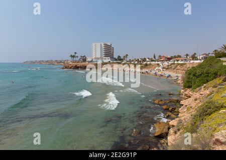 Playa Cala Cerrada Orihuela Spagna bella piccola spiaggia vicino a la Zenia sotto il sole estivo Foto Stock