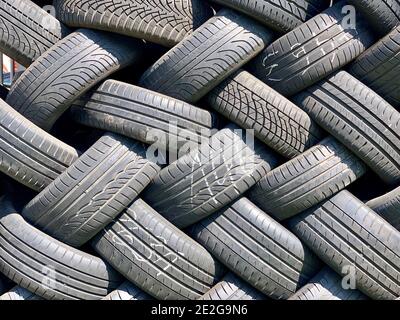 È possibile utilizzare pile di pneumatici nuovi in gomma disposti in modo ordinato come sfondo Foto Stock
