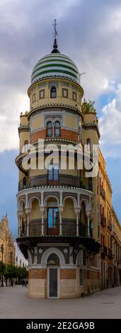 Siviglia, Spagna - 10 gennaio 2021: Veduta dello storico edificio la Adriatica di Siviglia Foto Stock