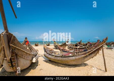 Bella spiaggia incontaminata Bien My Thuy in Hai An Vietnam. Hai Lang distretto, provincia di Quang Tri. Paesaggio con barche a vela locali, cielo blu durante il sole Foto Stock