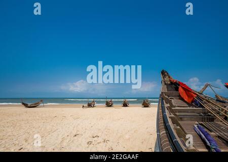 Bella spiaggia incontaminata Bien My Thuy in Hai An Vietnam. Hai Lang distretto, provincia di Quang Tri. Paesaggio con barche a vela locali, cielo blu durante il sole Foto Stock