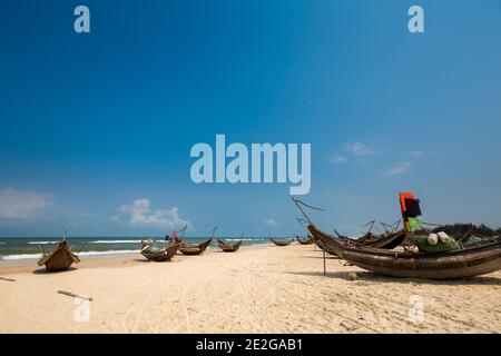 Bella spiaggia incontaminata Bien My Thuy in Hai An Vietnam. Hai Lang distretto, provincia di Quang Tri. Paesaggio con barche a vela locali, cielo blu durante il sole Foto Stock