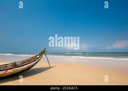 Bella spiaggia incontaminata Bien My Thuy in Hai An Vietnam. Hai Lang distretto, provincia di Quang Tri. Paesaggio con barche a vela locali, cielo blu durante il sole Foto Stock