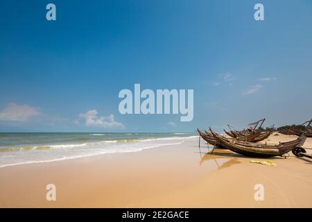 Bella spiaggia incontaminata Bien My Thuy in Hai An Vietnam. Hai Lang distretto, provincia di Quang Tri. Paesaggio con barche a vela locali, cielo blu durante il sole Foto Stock