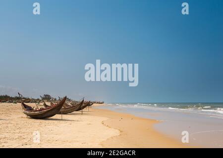 Bella spiaggia incontaminata Bien My Thuy in Hai An Vietnam. Hai Lang distretto, provincia di Quang Tri. Paesaggio con barche a vela locali, cielo blu durante il sole Foto Stock