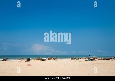 Bella spiaggia incontaminata Bien My Thuy in Hai An Vietnam. Hai Lang distretto, provincia di Quang Tri. Paesaggio con barche a vela locali, cielo blu durante il sole Foto Stock