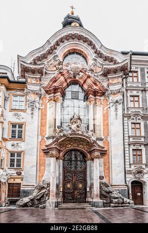 Facciata di ingresso frontale di Asamkirche, chiesa tardo barocca a Monaco, Baviera, Germania Foto Stock