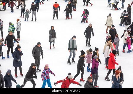 KIEV, UCRAINA - 03 gennaio 2021: Pattinaggio su ghiaccio persone. La gente si diverte nell'arena di ghiaccio della pista di pattinaggio della città. Vacanze di nuovo anno in città Kiev. Foto Stock