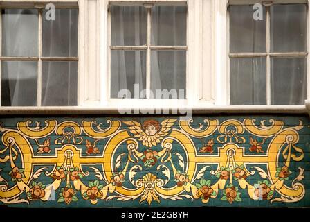 Piastrelle ornate sul Dean Street Building, Newcastle-upon-Tyne Foto Stock