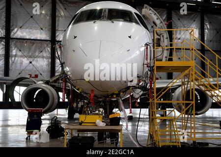 Ucraina, Kiev - 25 novembre 2020: L'aeromobile Embraer E190LR UR-EMD è nell'hangar per la riparazione tecnica e la manutenzione. Diagnostica aerea, sto Foto Stock