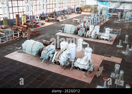 GRODNO, BIELORUSSIA - MAGGIO 2020: Macchine del reparto di compressione. Esempio di interni industriali chimici. Due compressori a turbina ad azoto ad alta pressione di Foto Stock