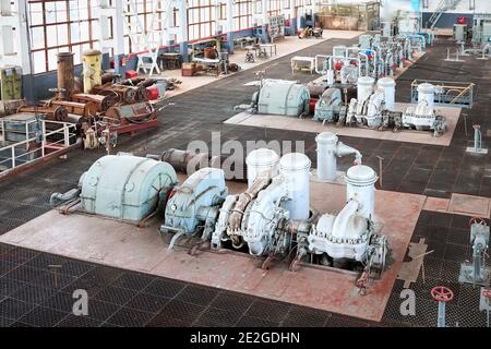 GRODNO, BIELORUSSIA - MAGGIO 2020: Macchine del reparto di compressione. Esempio di interni industriali chimici. Due compressori a turbina ad azoto ad alta pressione di Foto Stock