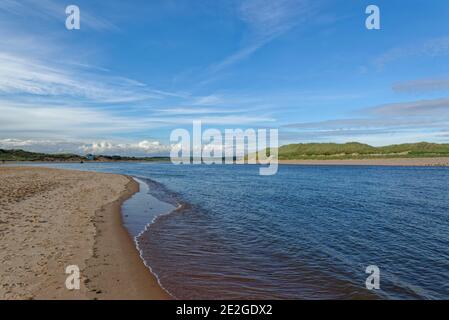 L'estuario di Ythan ad Aberdeenshire, sulla costa orientale della Scozia, sotto un grande cielo blu nel tardo pomeriggio di settembre con l'arrivo della marea. Foto Stock