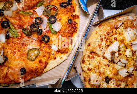 Vista dall'alto di due diverse pizze vegetariane da asporto scatole Foto Stock