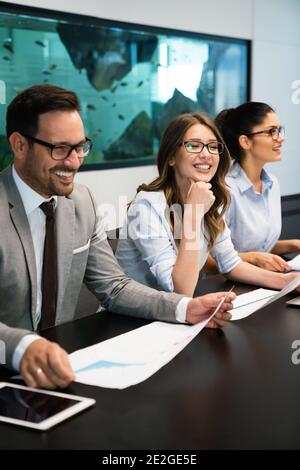 Immagine di business partner per discutere di documenti e idee Foto Stock
