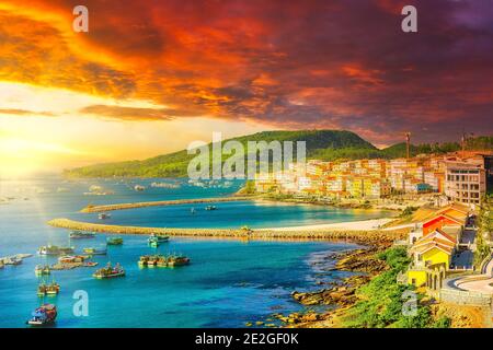 Vista aerea delle tradizionali barche di pescatori fiancheggiate in un porto di Thoi della città di Duong Dong nella popolare isola di Phu Quoc, Vietnam, Asia. Concetto di viaggio. Foto Stock