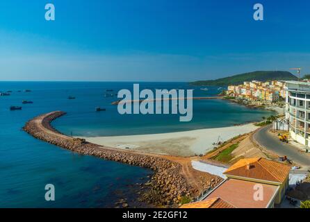 Vista aerea delle tradizionali barche di pescatori fiancheggiate in un porto di Thoi della città di Duong Dong nella popolare isola di Phu Quoc, Vietnam, Asia. Concetto di viaggio. Foto Stock