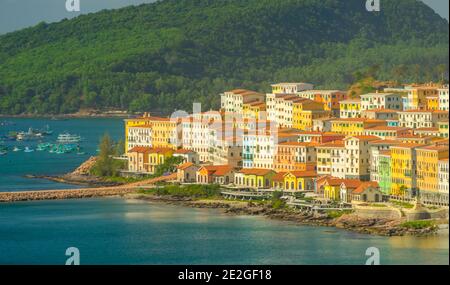 Vista aerea della città di Phu Quoc con belle case, edifici e la linea costiera. Villaggio tropicale sull'isola di Phu Quoc, Vietnam, Asia. Foto Stock