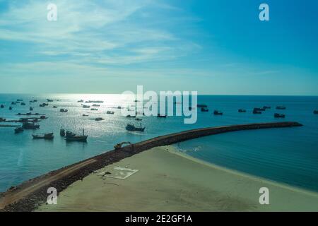 Vista aerea delle tradizionali barche di pescatori fiancheggiate in un porto di Thoi della città di Duong Dong nella popolare isola di Phu Quoc, Vietnam, Asia. Concetto di viaggio. Foto Stock