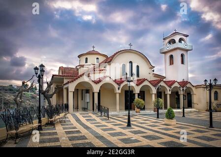 Vista esterna della chiesa cristiana ortodossa Analipseos Sotiros a Rafina Città in Grecia Foto Stock