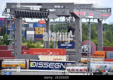 A causa del calo corona del prodotto interno lordo del 5.0% per l'intero anno 2020. Archivio foto: Vista della Deutsche Umschlaggesellschaft Schiene - Strasse (DUSS) mbH Muenchen Riem vicino Feldkirchen nello stato della Baviera, caricamento container l'8 giugno 2020 | utilizzo in tutto il mondo Foto Stock