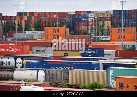 A causa del calo corona del prodotto interno lordo del 5.0% per l'intero anno 2020. Archivio foto: Vista della Deutsche Umschlaggesellschaft Schiene - Strasse (DUSS) mbH Muenchen Riem vicino Feldkirchen nello stato della Baviera, caricamento container l'8 giugno 2020 | utilizzo in tutto il mondo Foto Stock