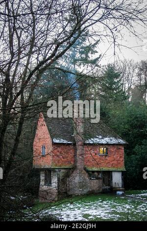 Hole Cottage, una casa medievale in legno incorniciato, parte della Falconhurst Estate in Kent Foto Stock