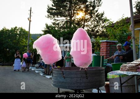 Il filo di caramella su un bastone per la vendita ad una fiera del villaggio bulgaro, Bulgaria Foto Stock